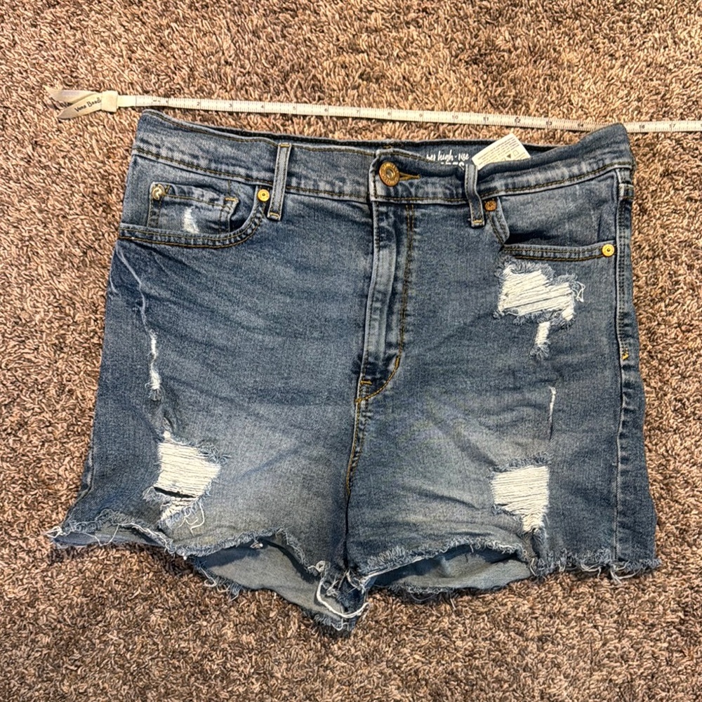 Sz 11 /30 Women’s Levi’s super high rise Distressed Denim Jean Shorts